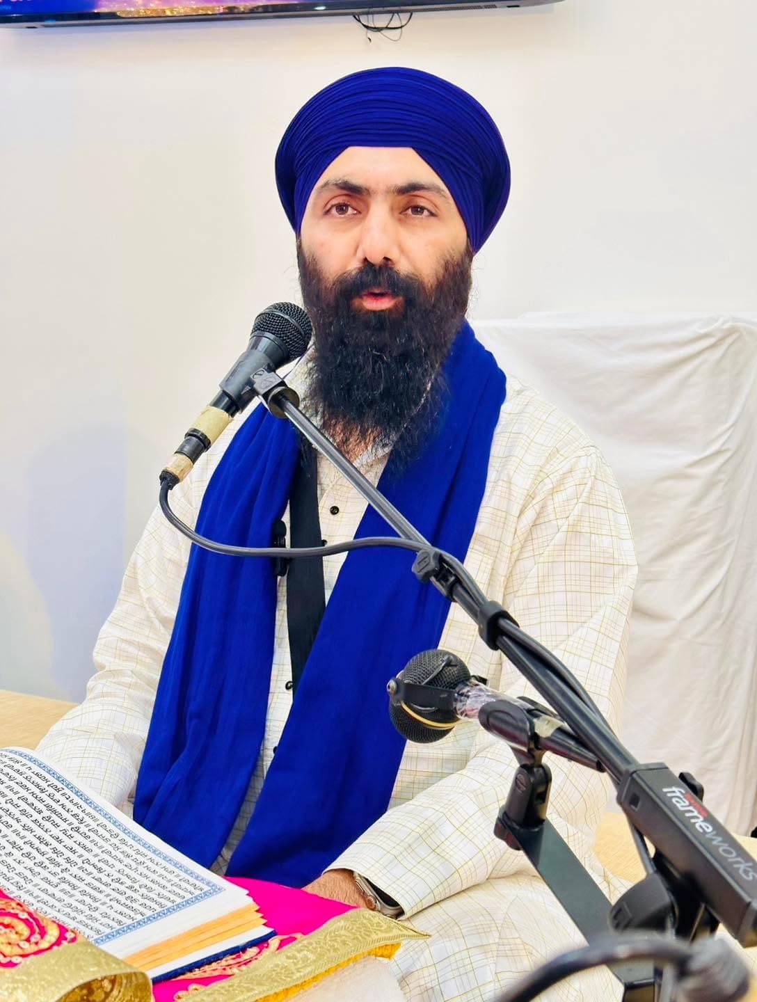 Granthi reciting Katha and Gurbani